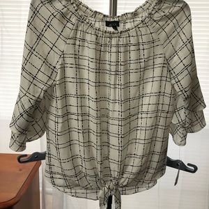 White and black polyester top size Medium